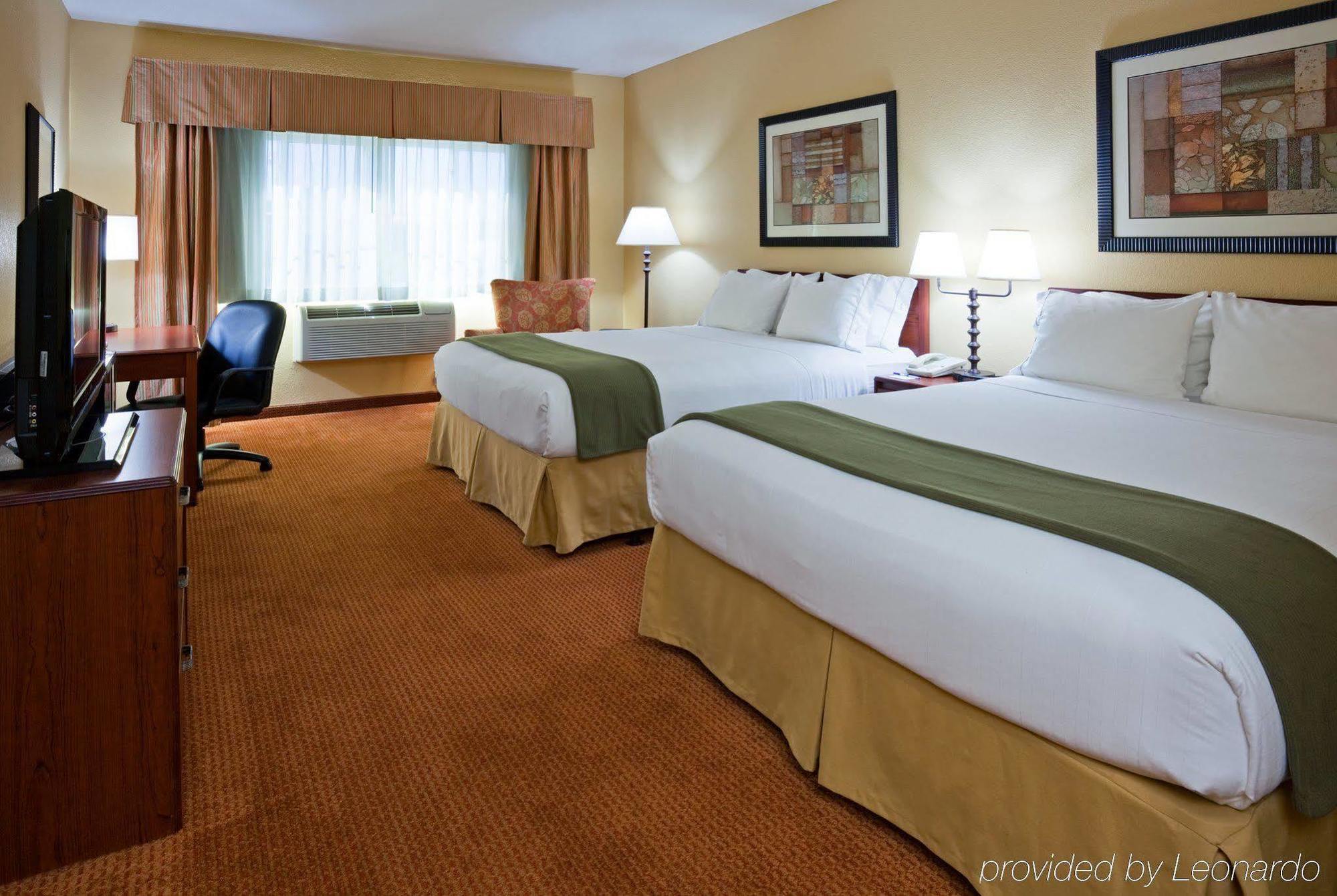 Holiday Inn Express Hotel And Suites Stevens Point, An Ihg Hotel Room photo